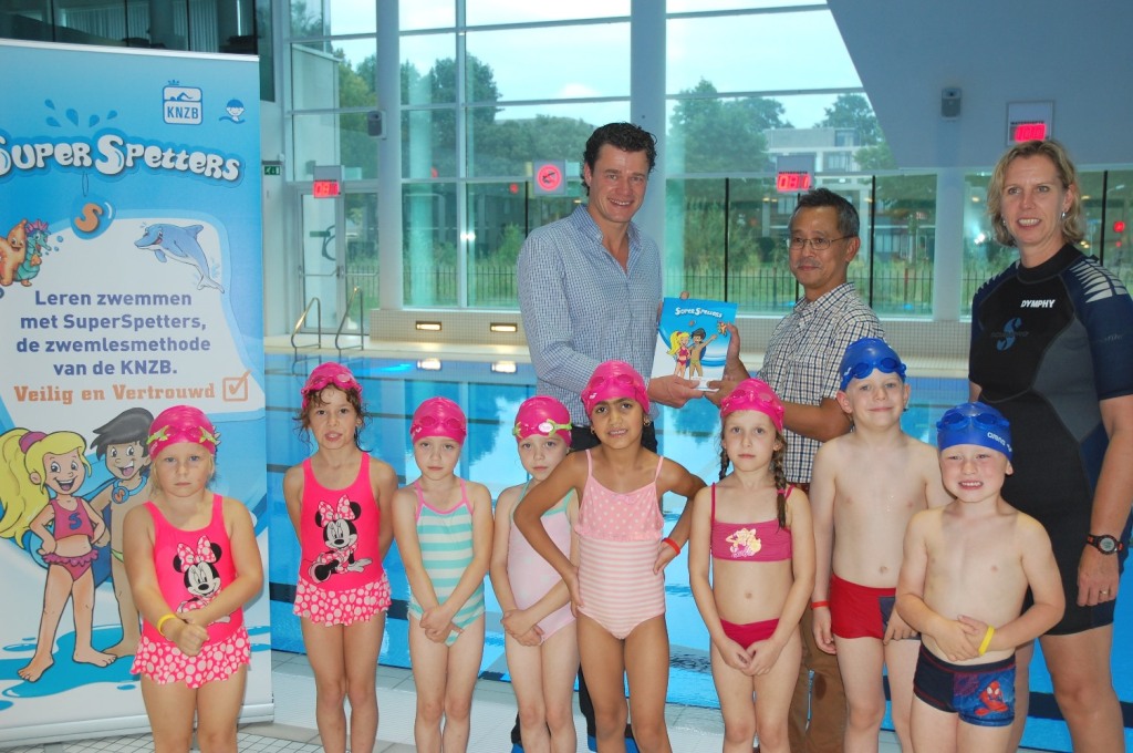 Jacco Verhaeren overhandigt SuperSpetters zwemboek