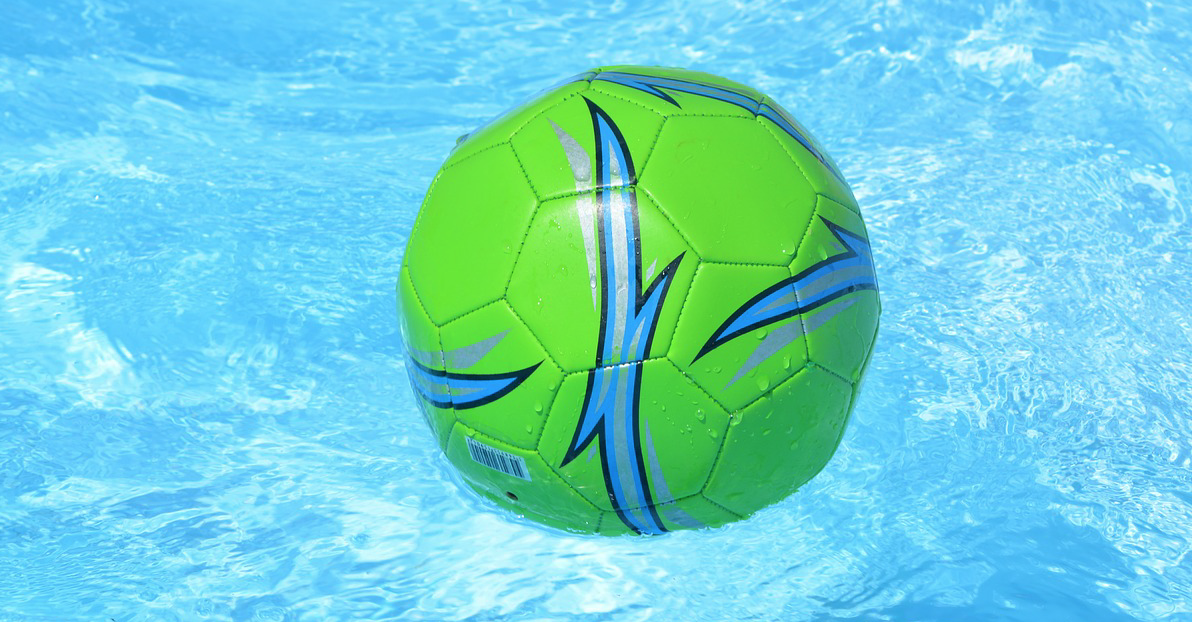 Bewegingsonderwijs te duur? Lekker gaan zwemmen!