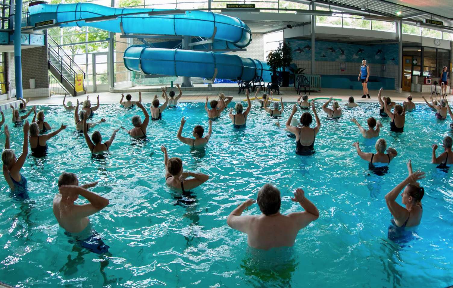 ‘Fifty fitters’ socialisen in het zwembad