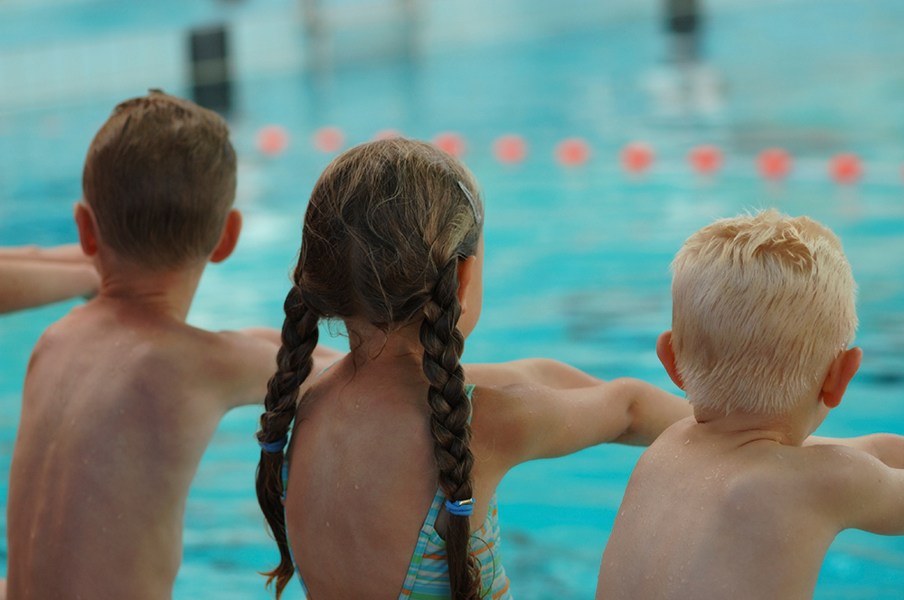 Zelfsturing is een belangrijk middel om kinderen te leren zwemmen