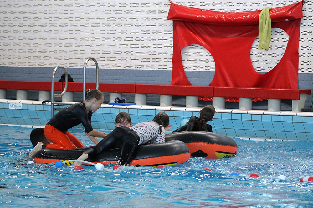 ‘Red jezelf, red je vriendje’ verhoogt zwemvaardigheid en zwemplezier