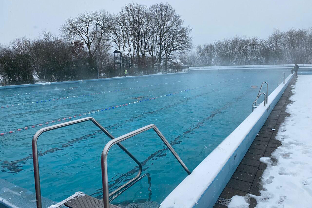 Nederland in de ban van een koudegolf: blijft het buitenbad open?