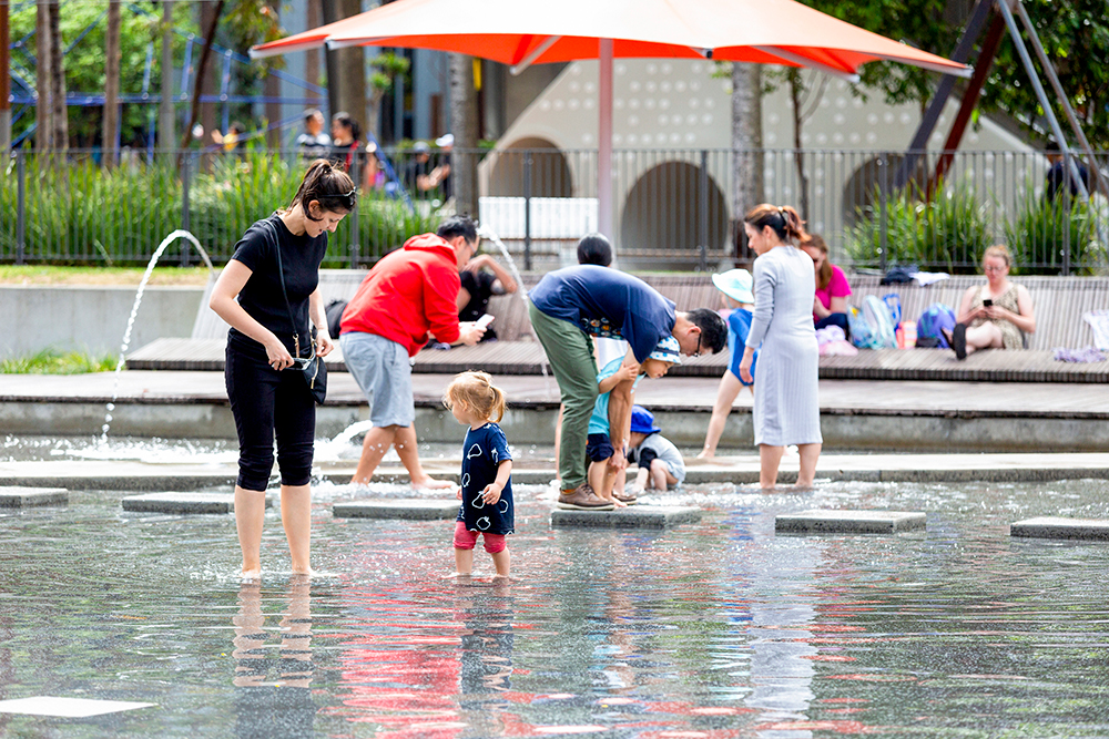 Instructies stimuleren ouders en kinderen te spelen in het water