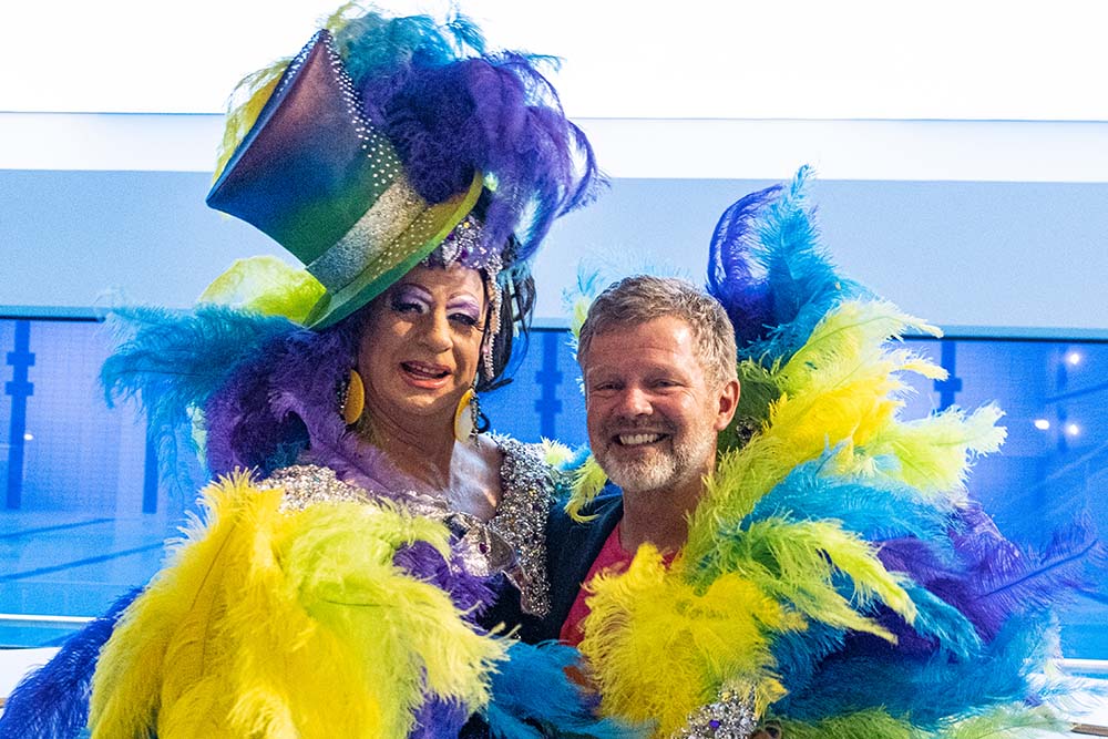 SwimPride Leeghwaterbad: ‘Een gezellige avond waar iedereen zichzelf is en wordt geaccepteerd’