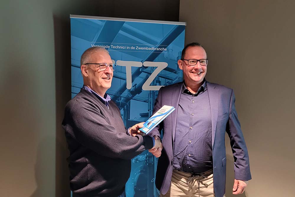 Uitreiking Handboek Zwembaden tijdens ZwembadBranche Dag