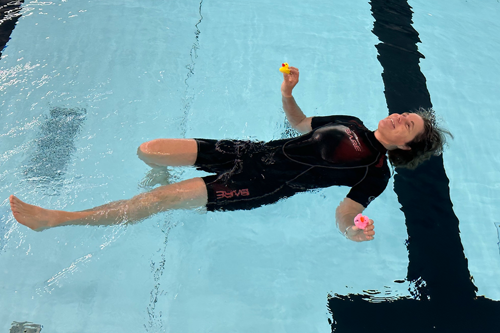 Spelenderwijs leren zwemmen: ‘Als ze voelen wat er in het water gebeurt, begrijpen ze het echt’