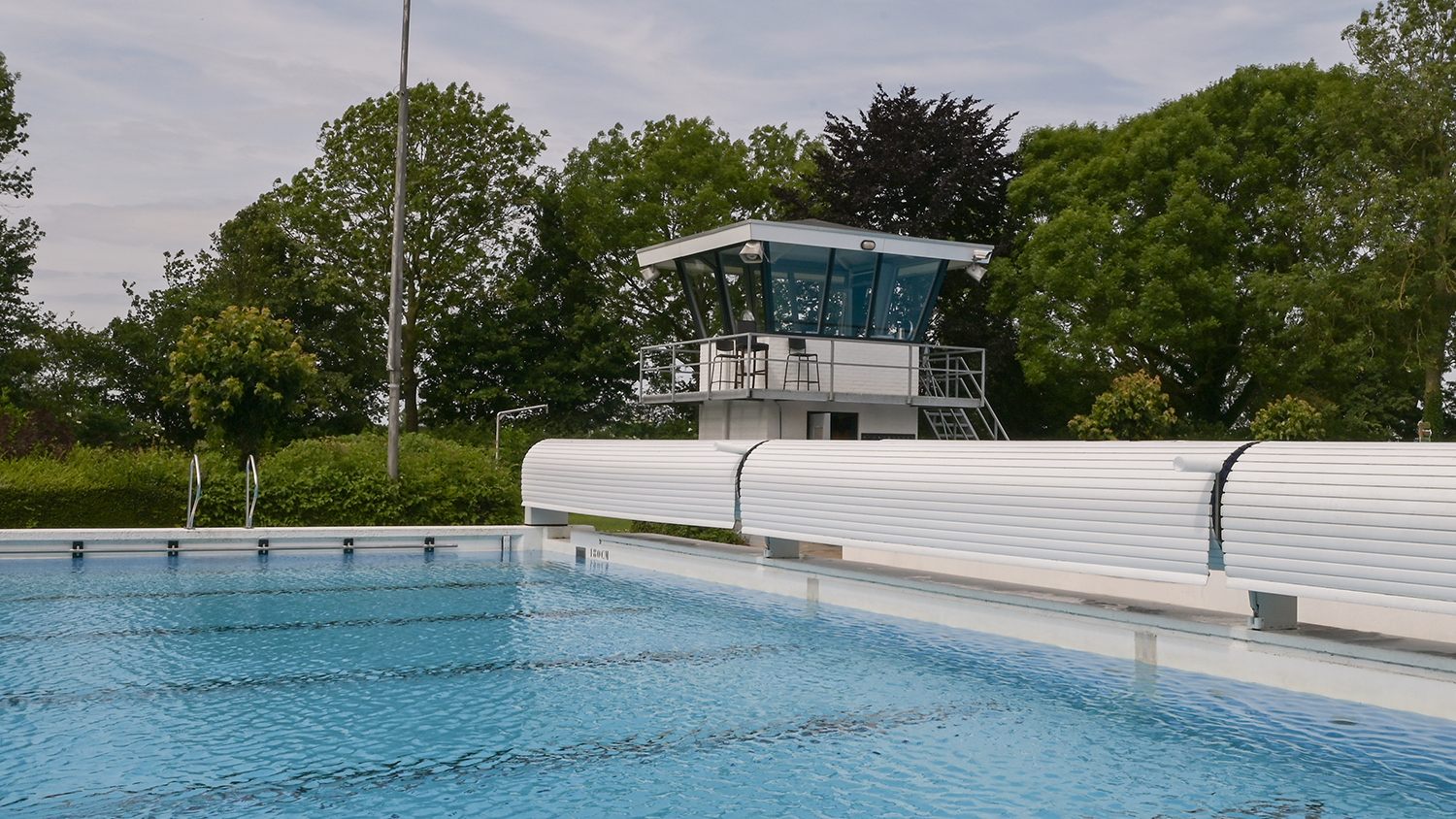Besparen op zwembad exploitatiekosten? De oplossing drijft op het water